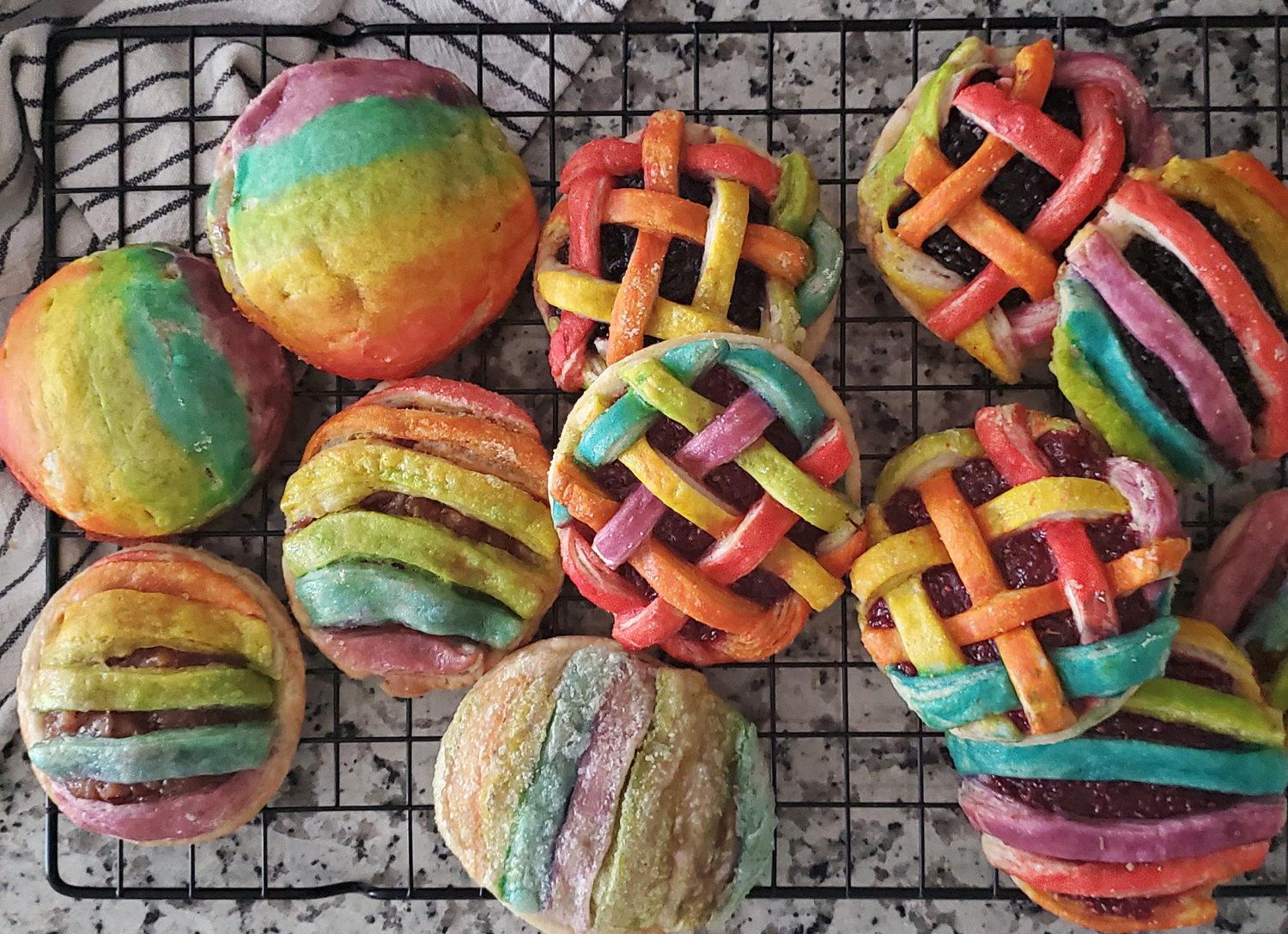 Feiern Sie Ihre Liebe und Ihren Stolz mit Rainbow Hand Pies, Fruchtfüllung Ihrer Wahl, Spaß und Kreativität in der Küche warten auf Sie!